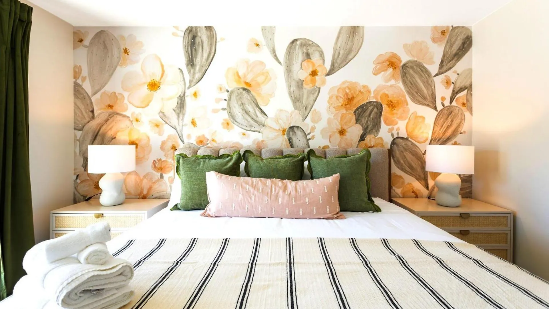 Semesterbostad Rose Retreat W/ Coach House-2 Homes-Ig Worthy Scottsdale